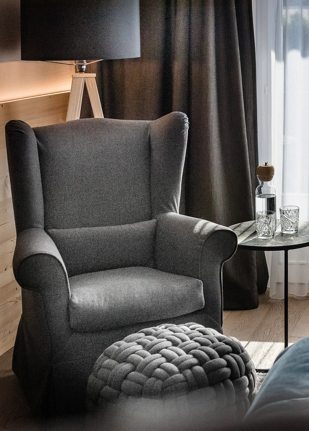 Hotel Tirolensis in Marling – Gemütlicher Sessel mit Wasserkaraffe im Hotelzimmer | Wellnesshotel Südtirol