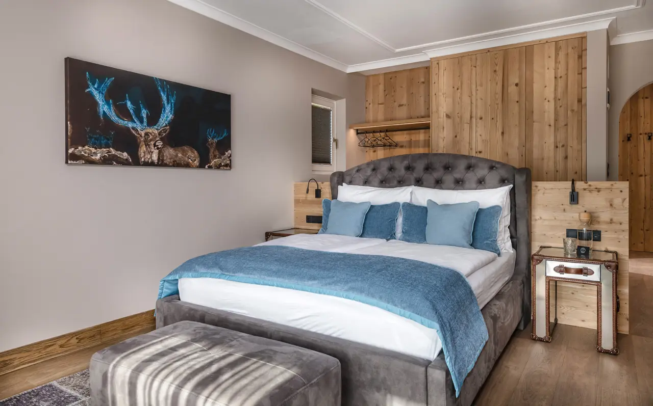 Hotel Tirolensis in Marling – Komfortables Doppelzimmer mit Holzelementen | Wellnesshotel Südtirol
