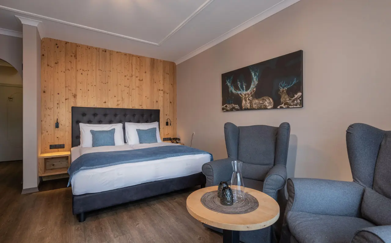 Hotel Tirolensis in Marling – Geräumiges Doppelzimmer mit gemütlicher Sitzecke | Wellnesshotel Südtirol