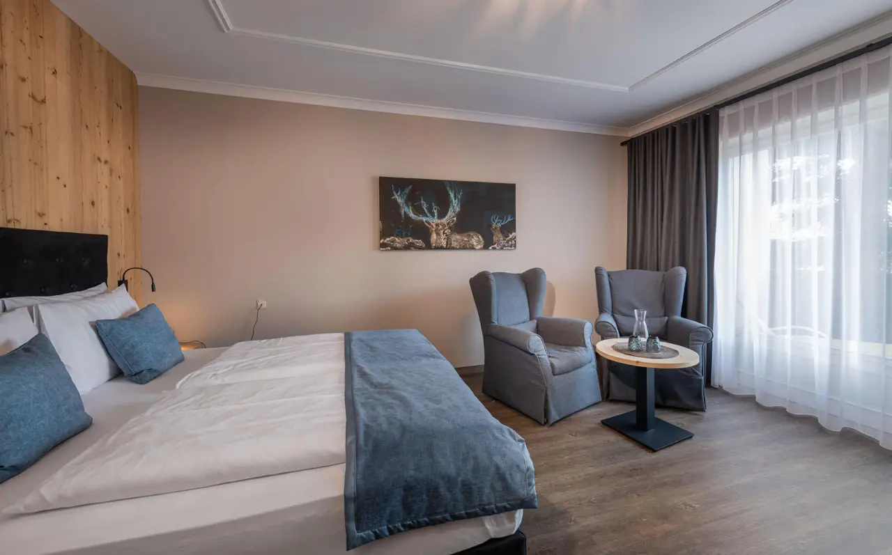 Hotel Tirolensis in Marling – Komfortables Doppelzimmer mit Sitzgelegenheit | Wellnesshotel Südtirol