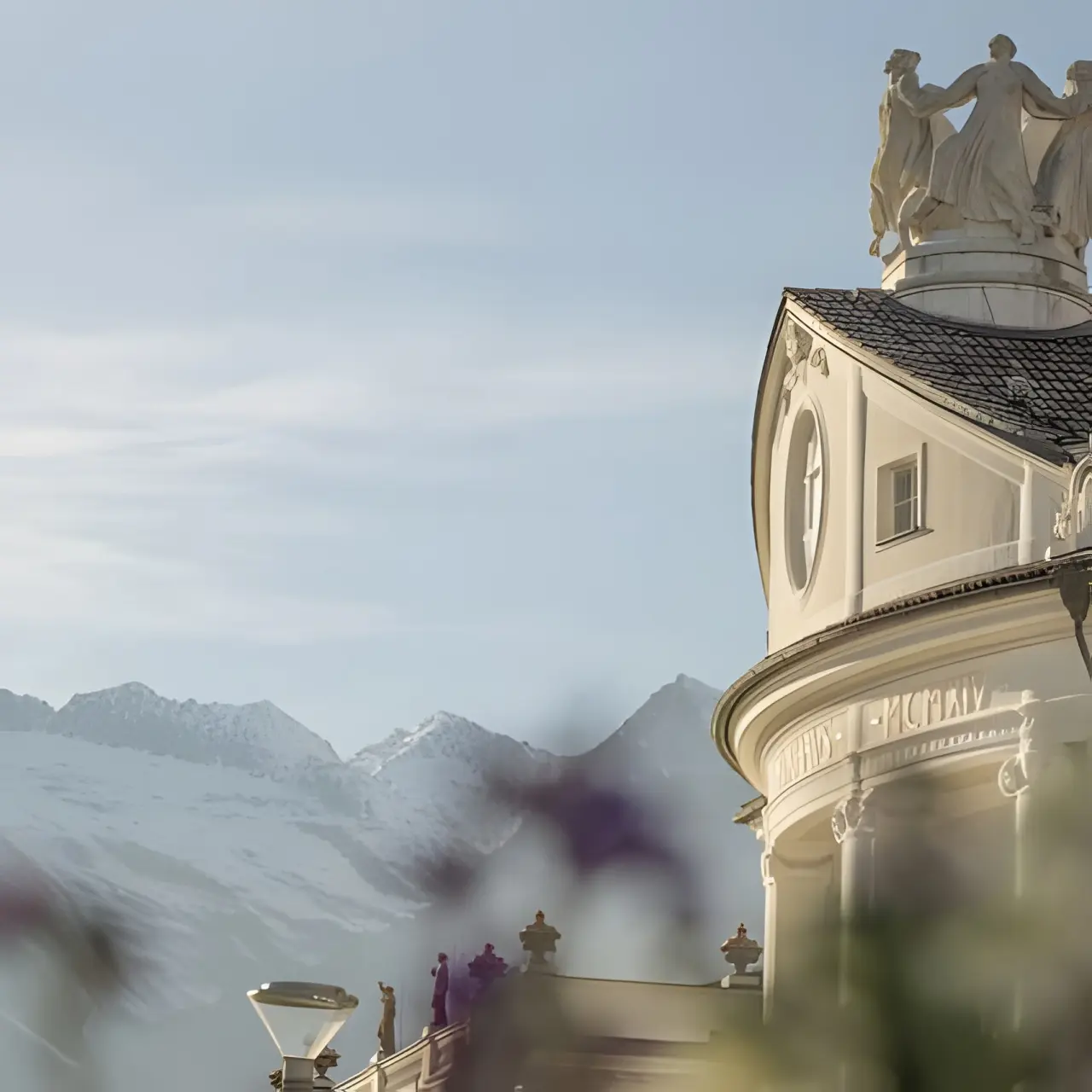 Hotel Therme Meran in Meran – Historische Architektur vor der Kulisse der schneebedeckten Alpen | Wellnesshotel Südtirol
