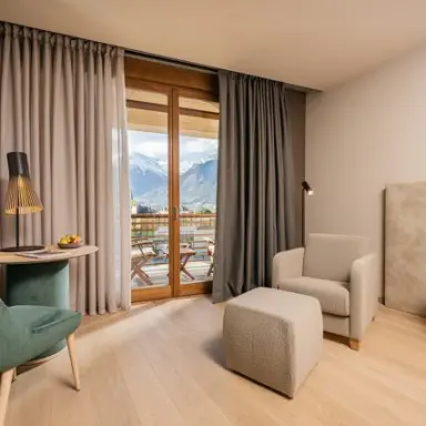 Hotel Therme Meran in Meran – Komfortables Zimmer mit Balkon und Bergblick | Wellnesshotel Südtirol