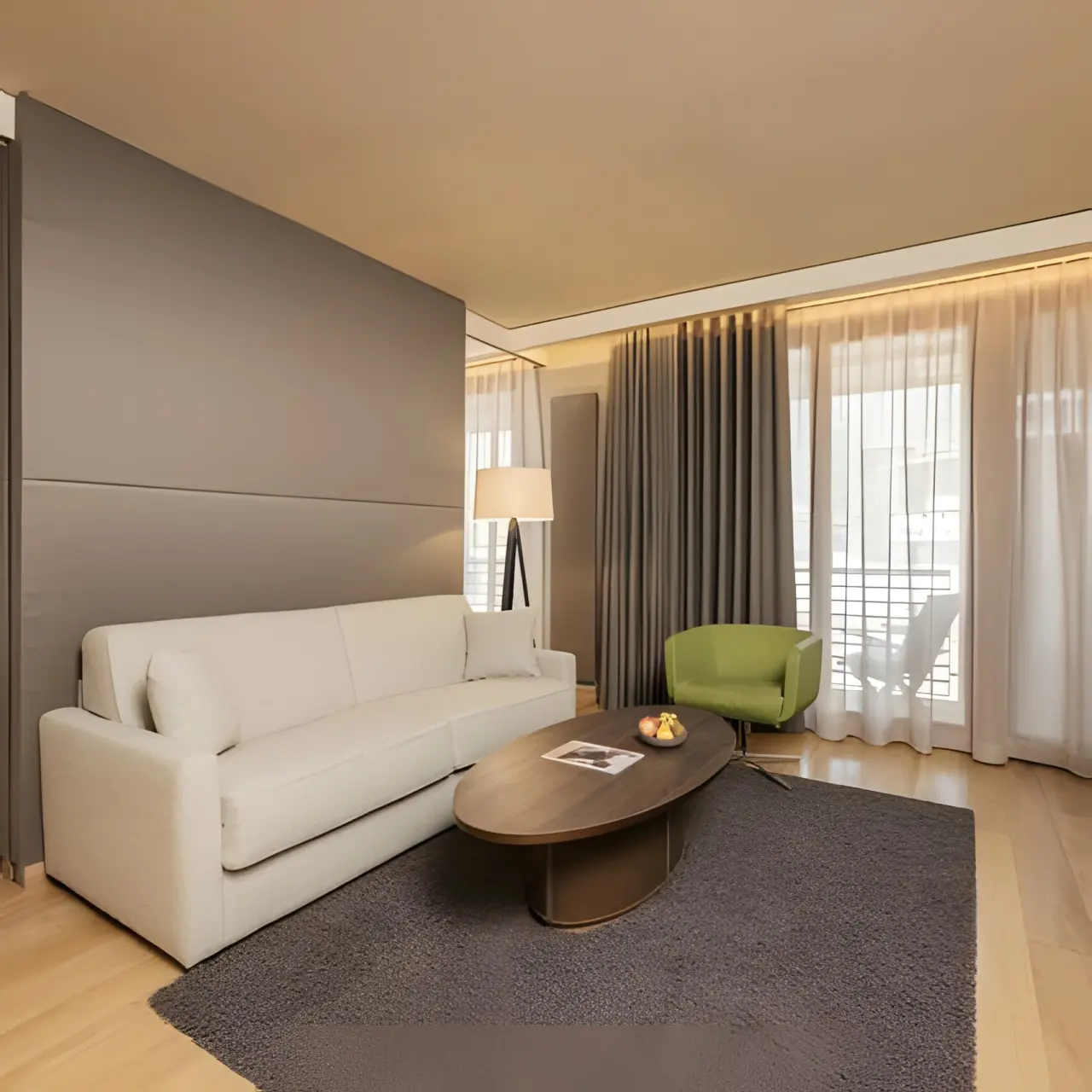 Hotel Therme Meran in Meran – Elegantes Wohnzimmer einer Suite mit Balkon | Wellnesshotel Südtirol