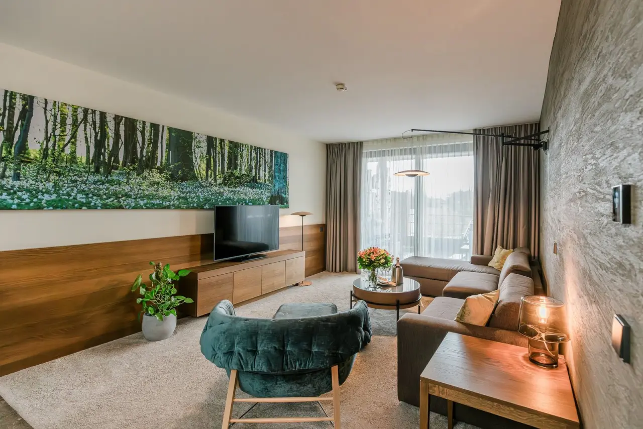Mawell Resort in Braunsbach-Döttingen – Gemütliches Wohnzimmer einer Suite mit Balkon | Wellnesshotel Hohenlohe
