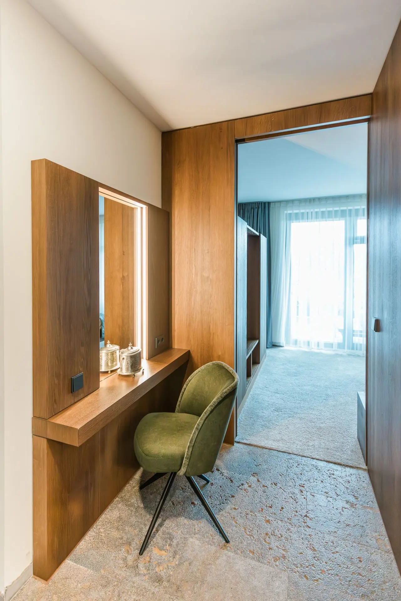 Mawell Resort in Braunsbach-Döttingen – Moderner Schminktisch im Hotelzimmer | Wellnesshotel Hohenlohe