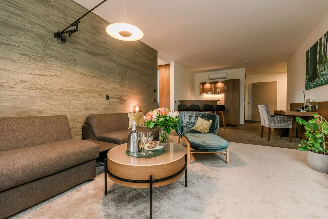 Mawell Resort in Braunsbach-Döttingen – Elegante Suite mit Wohnbereich und Champagner | Wellnesshotel Hohenlohe