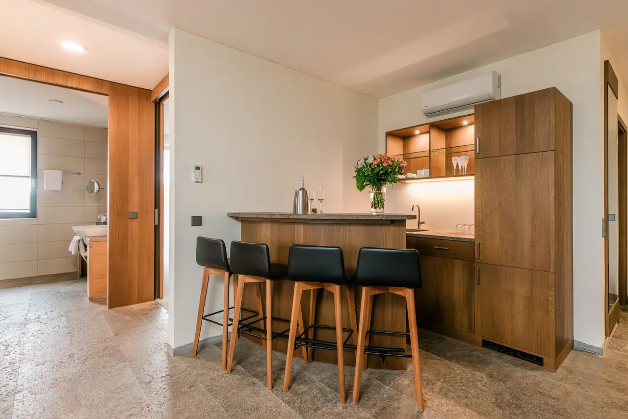 Mawell Resort in Braunsbach-Döttingen – Private Bar in der Suite mit Blick zum Bad | Wellnesshotel Hohenlohe