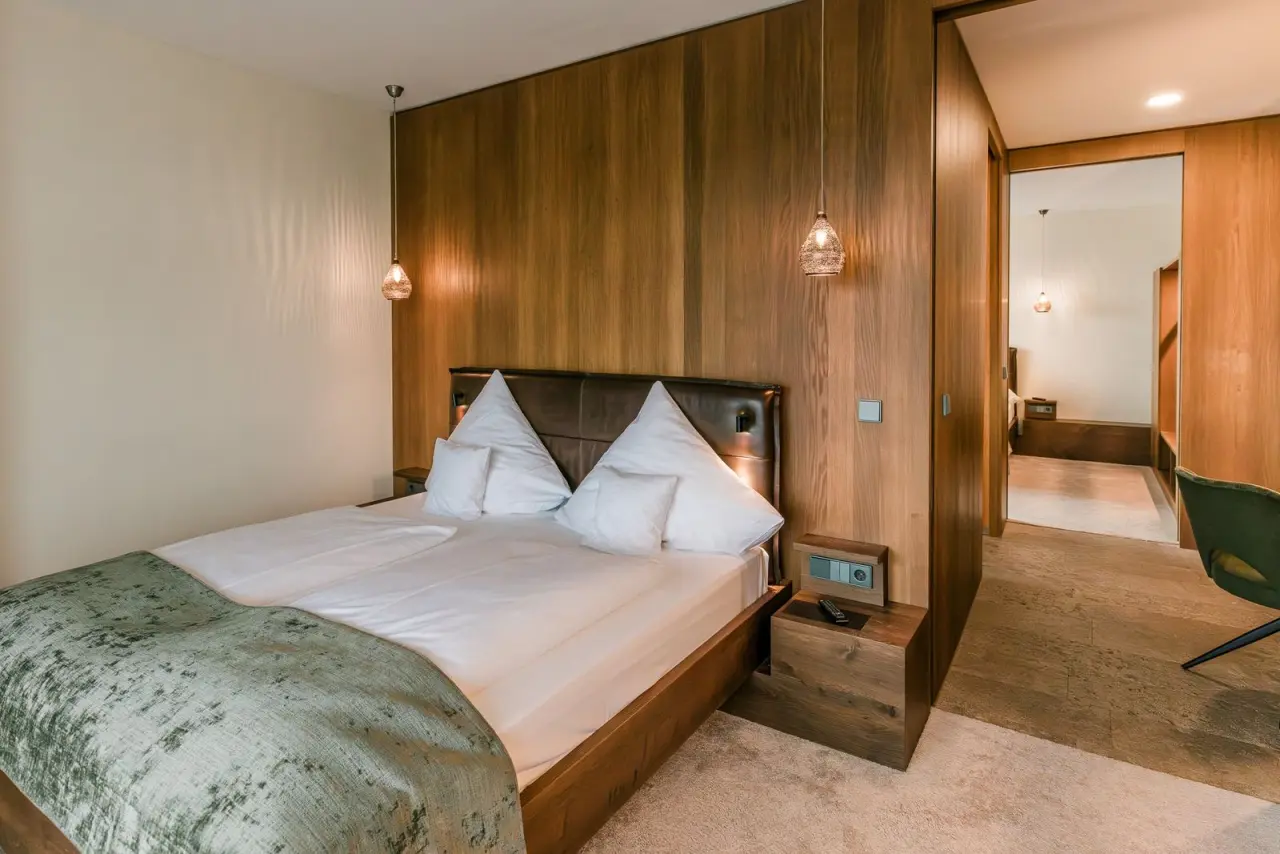 Mawell Resort in Braunsbach-Döttingen – Komfortables Doppelbett im modernen Hotelzimmer | Wellnesshotel Hohenlohe