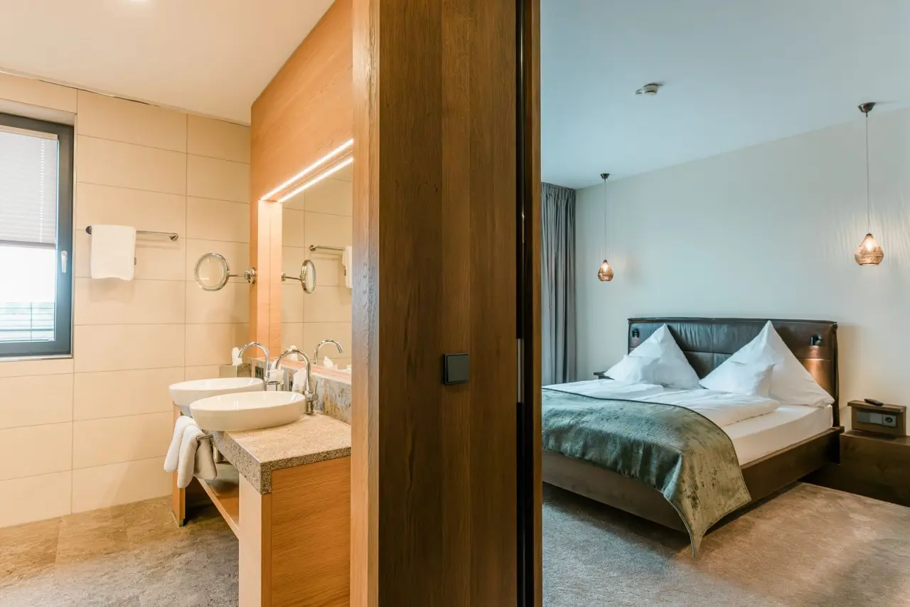 Mawell Resort in Braunsbach-Döttingen – Modernes Badezimmer mit Doppelwaschbecken | Wellnesshotel Hohenlohe