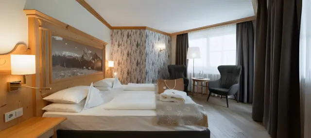 alpin & vital Hotel la Perla in St. Ulrich in Gröden – Komfortables Doppelzimmer mit Sitzecke | Wellnesshotel Südtirol
