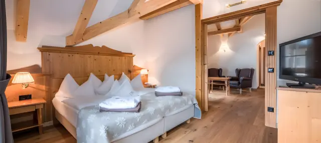 alpin & vital Hotel la Perla in St. Ulrich in Gröden – Geräumiges Zimmer mit Holzbalken | Wellnesshotel Südtirol