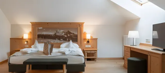 alpin & vital Hotel la Perla in St. Ulrich in Gröden – Helles Dachzimmer mit Doppelbett | Wellnesshotel Südtirol