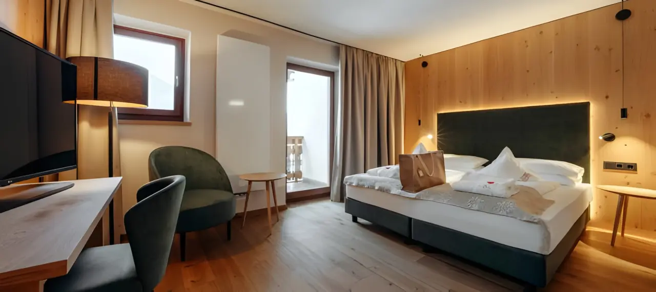 alpin & vital Hotel la Perla in St. Ulrich in Gröden – Modernes Doppelzimmer mit Balkon | Wellnesshotel Südtirol