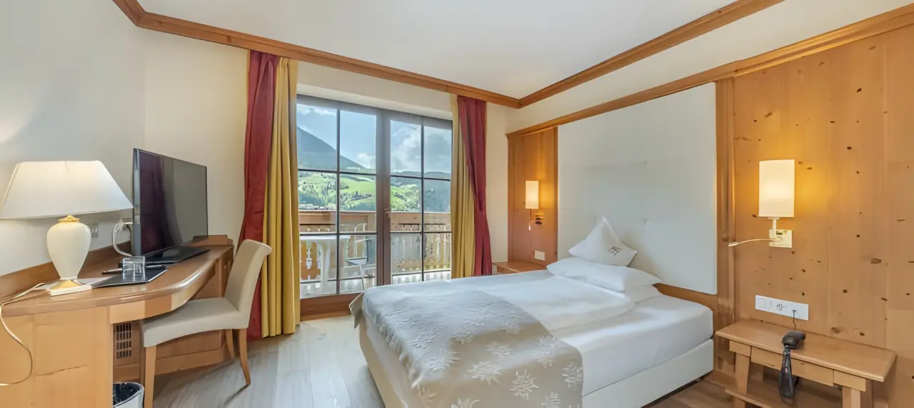 alpin & vital Hotel la Perla in St. Ulrich in Gröden – Komfortables Einzelzimmer mit Bergblick | Wellnesshotel Südtirol