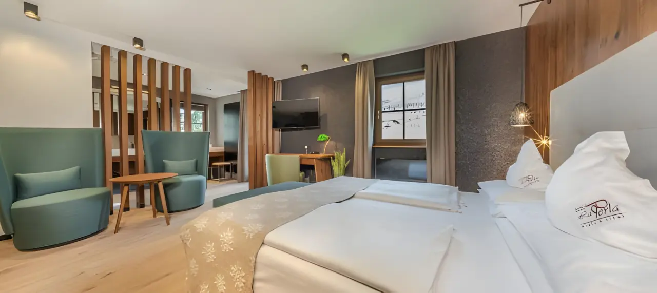 alpin & vital Hotel la Perla in St. Ulrich in Gröden – Geräumige Suite mit separatem Wohnbereich | Wellnesshotel Südtirol