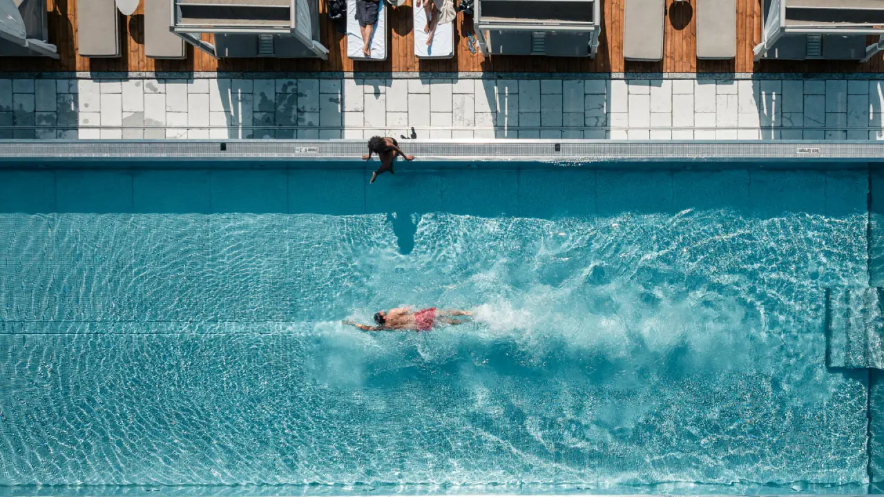 STOCK resort *****s in Finkenberg – Beheizter Außenpool mit Schwimmer und Liegebereich | Wellnesshotel Zillertal
