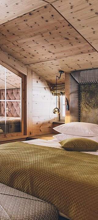 STOCK resort in Finkenberg – Gemütliches Hotelzimmer mit Holzelementen und bequemen Betten | Wellnesshotel Zillertal