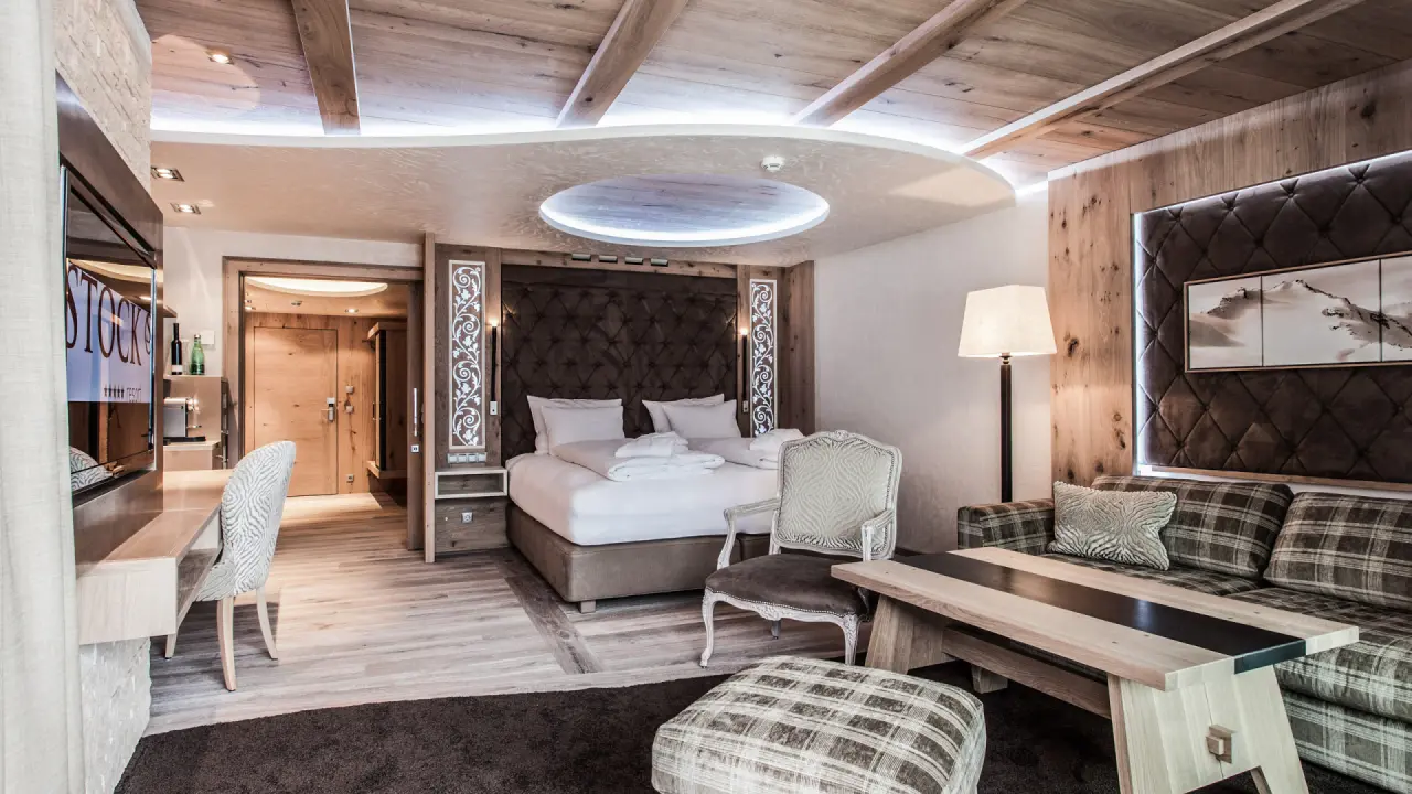 STOCK resort in Finkenberg – Geräumige Suite mit elegantem Schlaf- und Wohnbereich | Wellnesshotel Zillertal