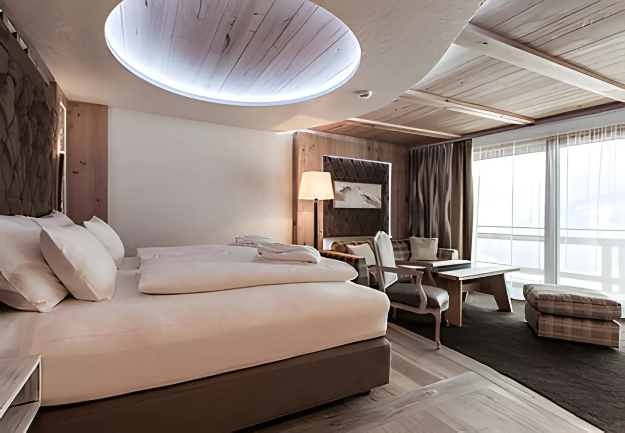STOCK resort *****s in Finkenberg – Gemütliches Doppelzimmer mit Balkon | Wellnesshotel Zillertal