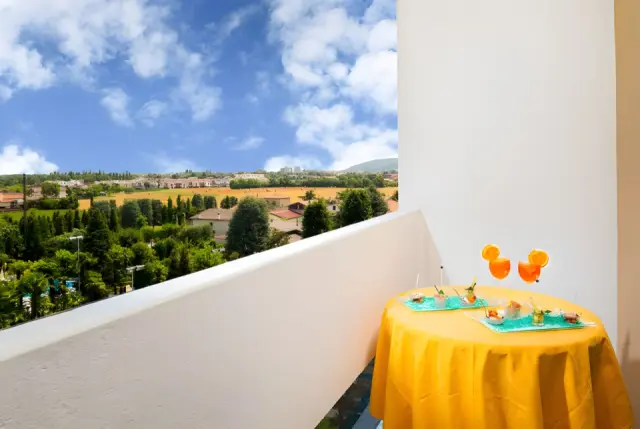 Hotel Terme Metropole in Abano Terme – Balkon mit Snacks und weitem Blick ins Grüne | Wellnesshotel Venetien