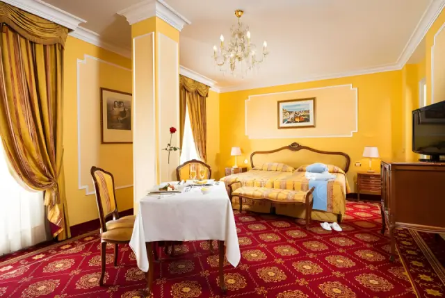 Hotel Terme Metropole in Abano Terme – Elegantes Doppelzimmer mit Esstisch und Kronleuchter | Wellnesshotel Venetien