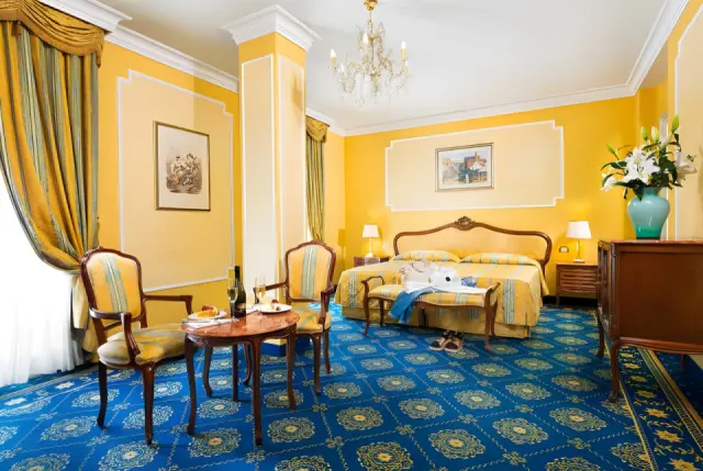 Hotel Terme Metropole in Abano Terme – Geräumiges Doppelzimmer mit blauer Teppichboden | Wellnesshotel Venetien
