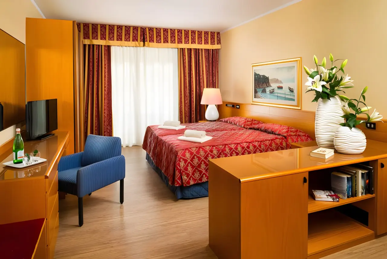 Hotel Terme Metropole in Abano Terme – Komfortables Doppelzimmer mit Holzboden und Balkon | Wellnesshotel Venetien