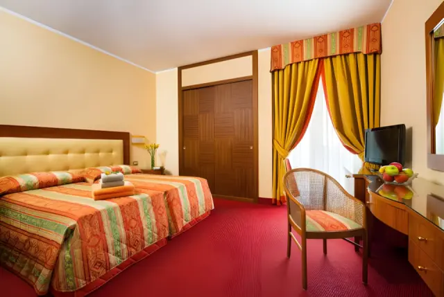 Hotel Terme Metropole in Abano Terme – Helles Doppelzimmer mit rotem Teppich und Schrank | Wellnesshotel Venetien