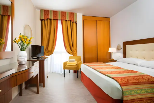 Hotel Terme Metropole in Abano Terme – Gemütliches Doppelzimmer mit Holzboden und Sessel | Wellnesshotel Venetien
