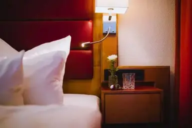Hotel Drei Birken in Bad Rothenfelde – Nachttisch mit Leselampe und frischer Blume | Wellnesshotel Teutoburger Wald