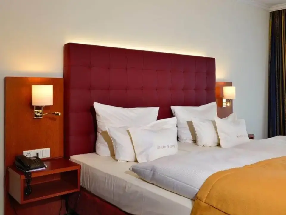 Hotel Drei Birken in Bad Rothenfelde – Komfortables Doppelbett mit rotem Kopfteil | Wellnesshotel Teutoburger Wald