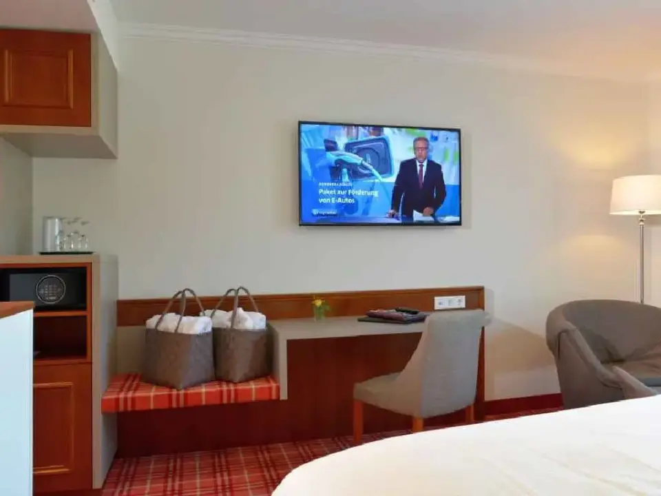 Hotel Drei Birken in Bad Rothenfelde – Modernes Hotelzimmer mit Schreibtisch und TV | Wellnesshotel Teutoburger Wald