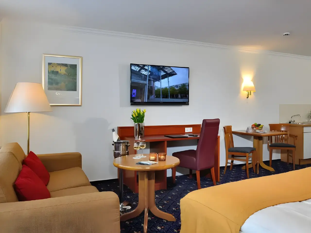 Hotel Drei Birken in Bad Rothenfelde – Einladende Hotelsuite mit Sofa und Essbereich | Wellnesshotel Teutoburger Wald