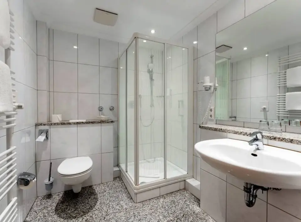 Hotel Drei Birken in Bad Rothenfelde – Helles Badezimmer mit Duschkabine | Wellnesshotel Teutoburger Wald