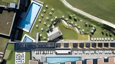 Schwarzenstein - Alpin Luxury Spa Resort in Luttach – Luftbild der Außenpools und Liegewiesen | Wellnesshotel Südtirol