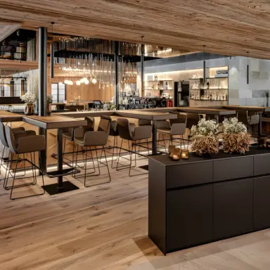 Schwarzenstein in Luttach – Elegante Hotelbar und Restaurantbereich | Wellnesshotel Südtirol