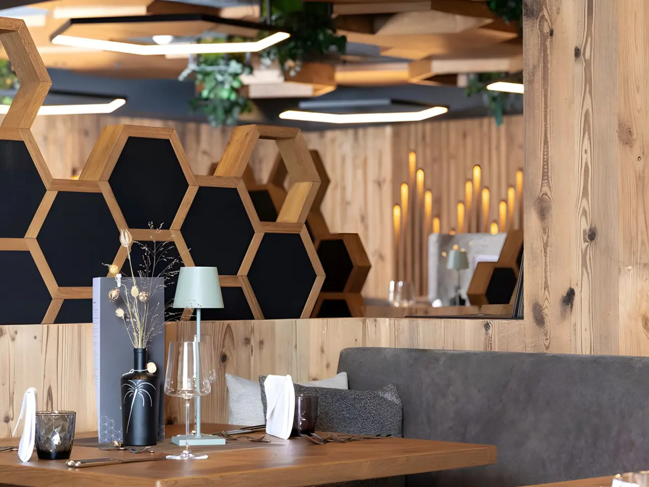 Schwarzenstein - Alpin Luxury Spa Resort in Luttach – Modernes Restaurant mit alpiner Holzdekoration | Wellnesshotel Südtirol