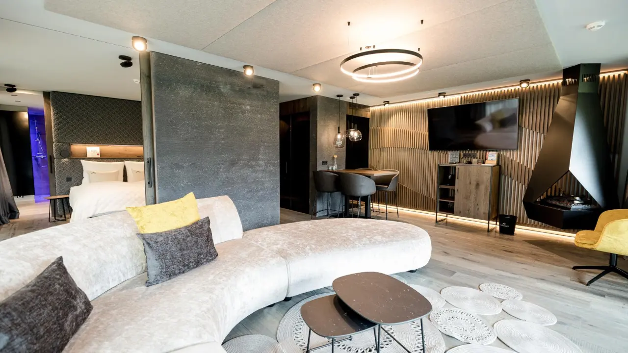 Schwarzenstein in Luttach – Luxuriöses Hotelzimmer mit Kamin und Sofa | Wellnesshotel Südtirol