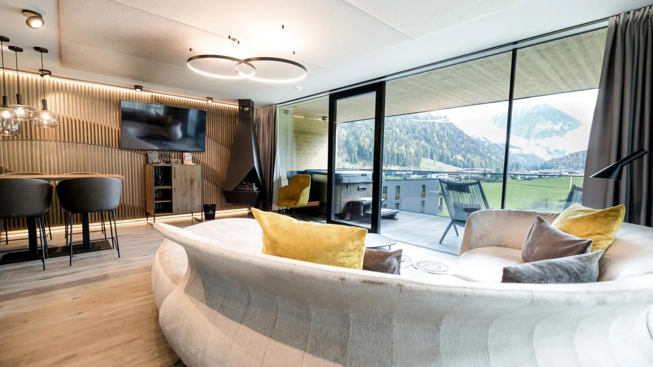 Schwarzenstein in Luttach – Suite mit Bergblick und Whirlpool auf dem Balkon | Wellnesshotel Südtirol