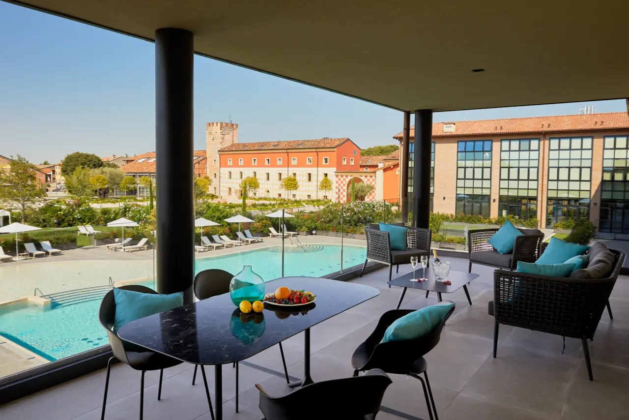 Hotel Veronesi La Torre in Peschiera del Garda – Terrasse mit Poolblick und Hotelanlage | Wellnesshotel Gardasee