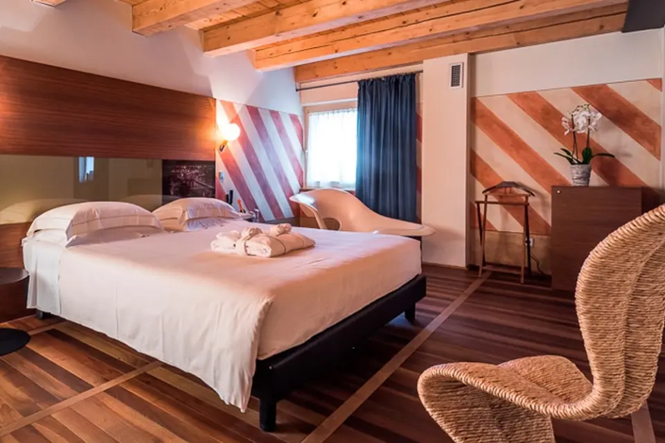 Hotel Veronesi La Torre in Peschiera del Garda – Komfortables Doppelzimmer mit Holzbalken | Wellnesshotel Gardasee