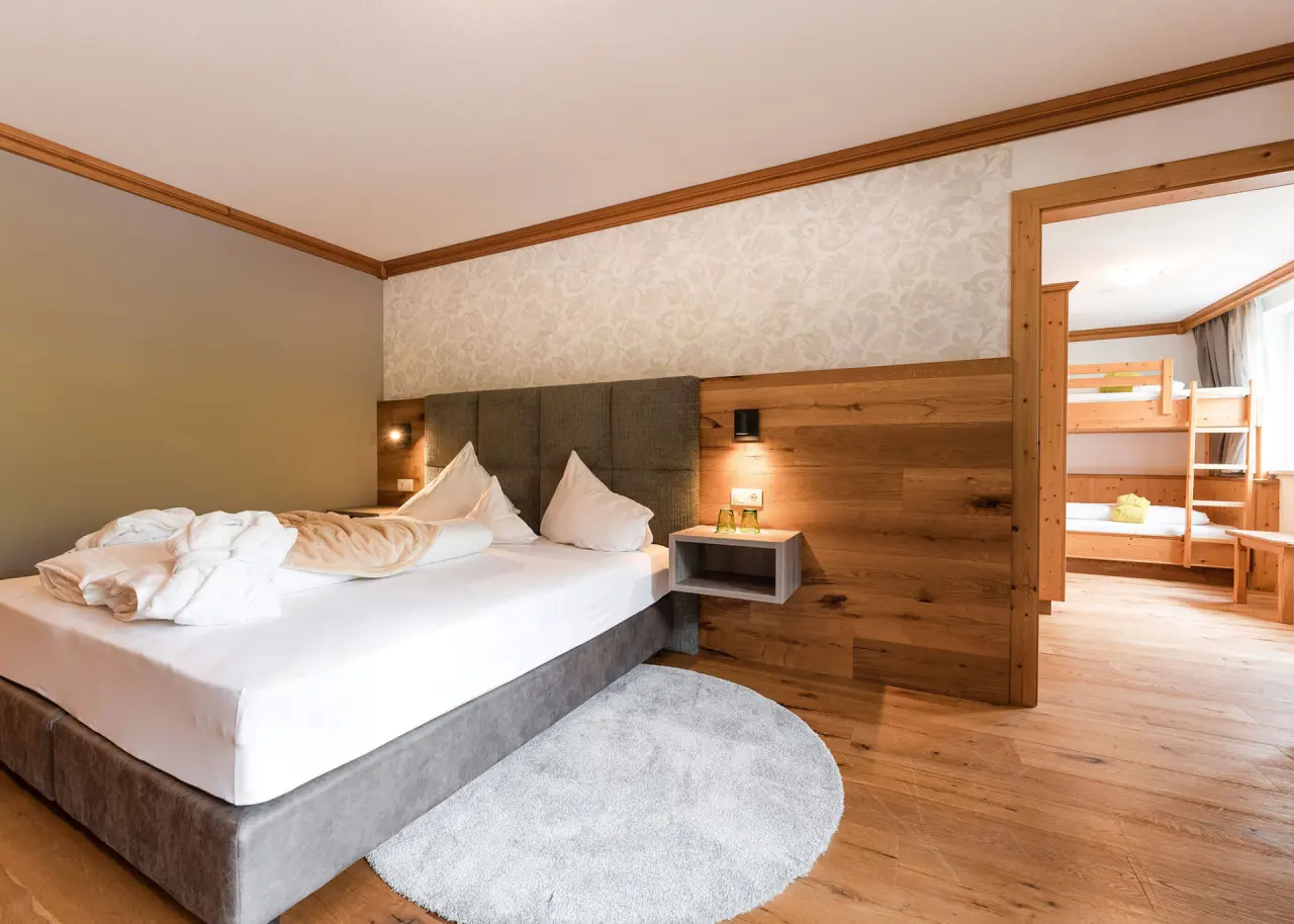 Hotel Magdalenahof in St. Martin in Gsies – Familienzimmer mit Doppelbett und Etagenbetten | Wellnesshotel Gsiesertal