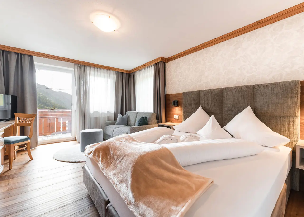 Hotel Magdalenahof in St. Martin in Gsies – Helles Doppelzimmer mit Balkon und Bergblick | Wellnesshotel Gsiesertal