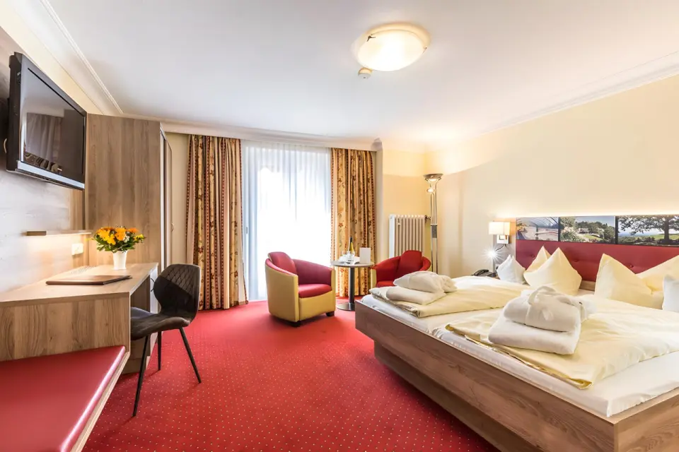 Wellness-Privathotel Post an der Therme in Badenweiler – Helles Doppelzimmer mit Sitzgelegenheit | Wellnesshotel Südschwarzwald