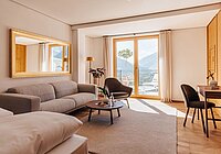 Hotel Hohenwart in Schenna – Helle Suite mit Sofa und Panoramablick | Wellnesshotel Südtirol