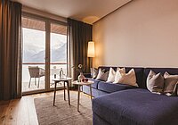 Hotel Hohenwart in Schenna – Gemütliche Suite mit Sofa und Balkonblick | Wellnesshotel Südtirol