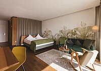 Hotel Hohenwart in Schenna – Modernes Zimmer mit Doppelbett und Wandgestaltung | Wellnesshotel Südtirol