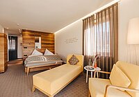 Hotel Hohenwart in Schenna – Komfortables Doppelzimmer mit Holzdetails | Wellnesshotel Südtirol