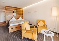 Hotel Hohenwart in Schenna – Helles Doppelzimmer mit gemütlicher Sitzecke | Wellnesshotel Südtirol