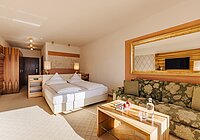 Hotel Hohenwart in Schenna – Helles Doppelzimmer mit Sofa und modernem Design | Wellnesshotel Südtirol